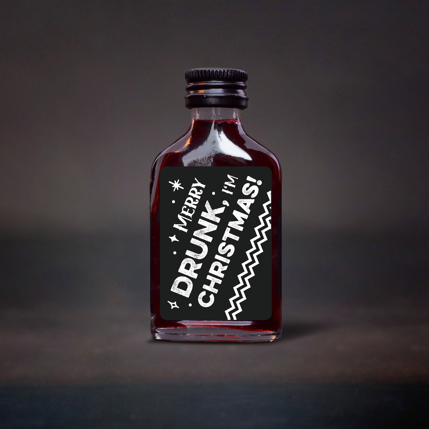 I WUI AN KURZN Haskapbeerenlikör – jetzt neu mit Weihnachts-Etikett und lustigem Spruch auf dem Partyshot